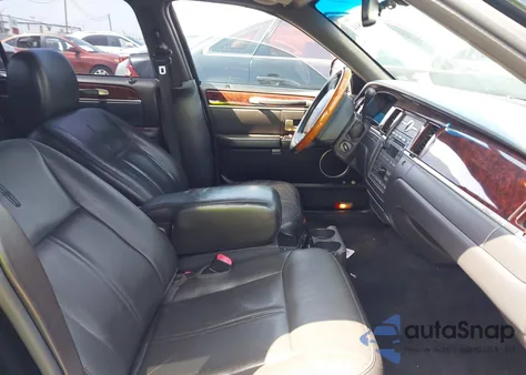 2011 Lincoln Town Car Signature Limited z USA, uszkodzony, nr VIN 2LNBL8CV9BX750969